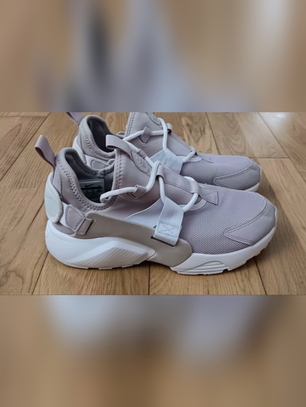 Nike Air Huarache City Low -Womens EUC 8.5 - Picture 3 of 5
